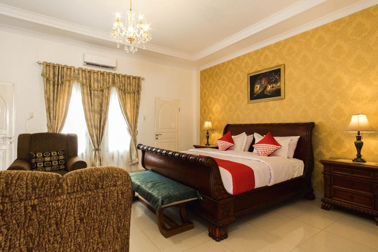 Oyo 90741 Grand Shaqilla Hotel 2*
