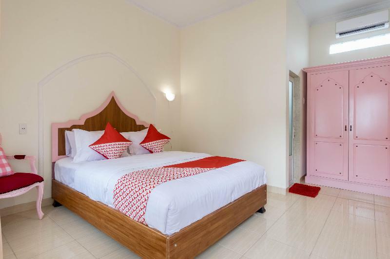 Oyo 90741 Grand Shaqilla Hotel